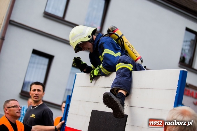 Zdjęcie w galerii na portalu naszraciborz.pl: Żelazny jak strażak w Krzanowicach. David Pasek z pucharem prezesa OSP Krzanowice wiadomości z regionu