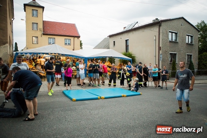 Zdjęcie w galerii na portalu naszraciborz.pl: Żelazny jak strażak w Krzanowicach. David Pasek z pucharem prezesa OSP Krzanowice wiadomości z regionu