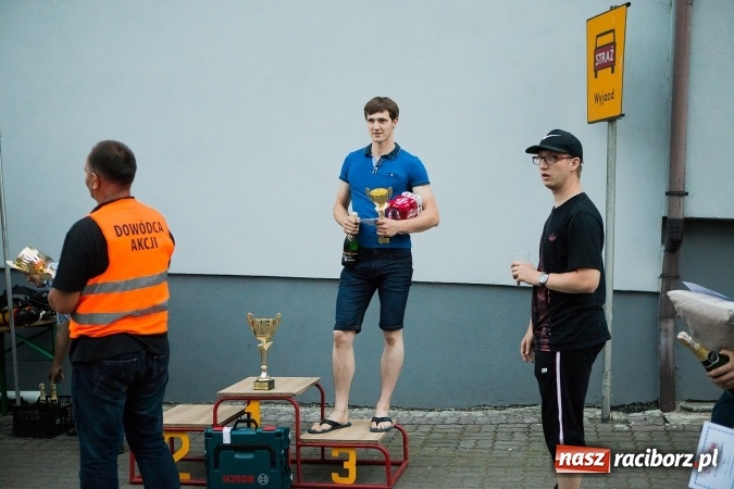 Zdjęcie w galerii na portalu naszraciborz.pl: Żelazny jak strażak w Krzanowicach. David Pasek z pucharem prezesa OSP Krzanowice wiadomości z regionu