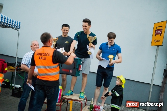 Zdjęcie w galerii na portalu naszraciborz.pl: Żelazny jak strażak w Krzanowicach. David Pasek z pucharem prezesa OSP Krzanowice wiadomości z regionu