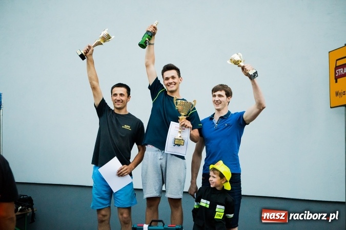 Zdjęcie w galerii na portalu naszraciborz.pl: Żelazny jak strażak w Krzanowicach. David Pasek z pucharem prezesa OSP Krzanowice wiadomości z regionu