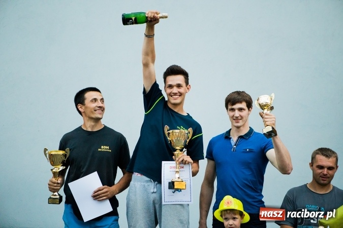 Zdjęcie w galerii na portalu naszraciborz.pl: Żelazny jak strażak w Krzanowicach. David Pasek z pucharem prezesa OSP Krzanowice wiadomości z regionu