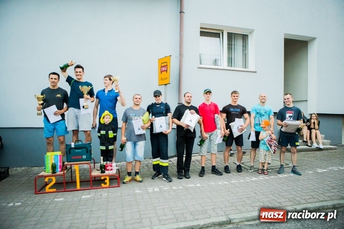 Zdjęcie w galerii na portalu naszraciborz.pl: Żelazny jak strażak w Krzanowicach. David Pasek z pucharem prezesa OSP Krzanowice wiadomości z regionu