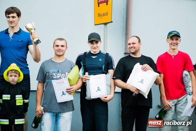 Zdjęcie w galerii na portalu naszraciborz.pl: Żelazny jak strażak w Krzanowicach. David Pasek z pucharem prezesa OSP Krzanowice wiadomości z regionu