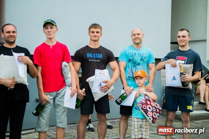 Zdjęcie w galerii na portalu naszraciborz.pl: Żelazny jak strażak w Krzanowicach. David Pasek z pucharem prezesa OSP Krzanowice wiadomości z regionu