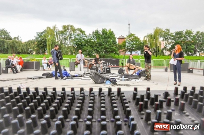 Zdjęcie w galerii na portalu naszraciborz.pl: Etnostation - muzyka pięciu stron świata na przystani w Raciborzu wiadomości z regionu