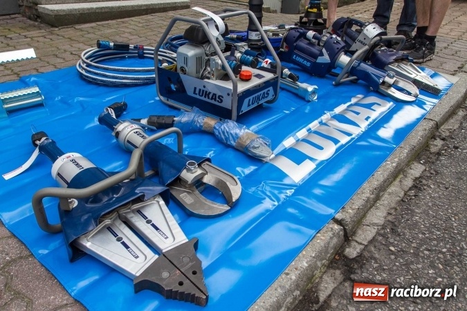 Zdjęcie w galerii na portalu naszraciborz.pl: Pokaz najnowszego sprzętu strażackiego na festynie w Krzanowicach wiadomości z regionu