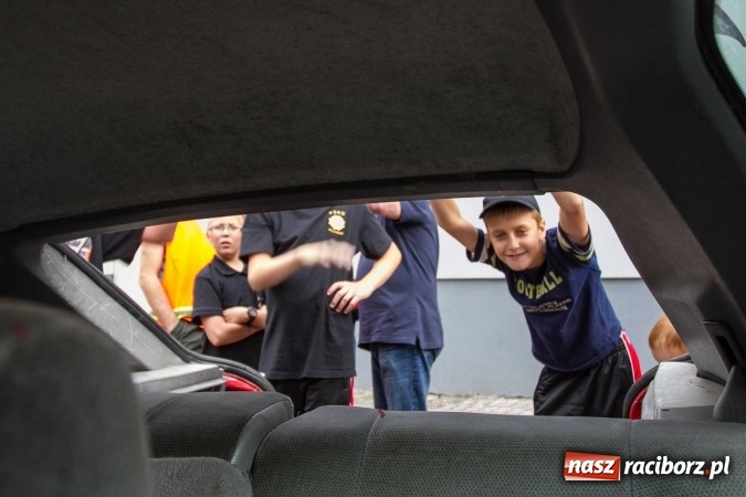 Zdjęcie w galerii na portalu naszraciborz.pl: Pokaz najnowszego sprzętu strażackiego na festynie w Krzanowicach wiadomości z regionu