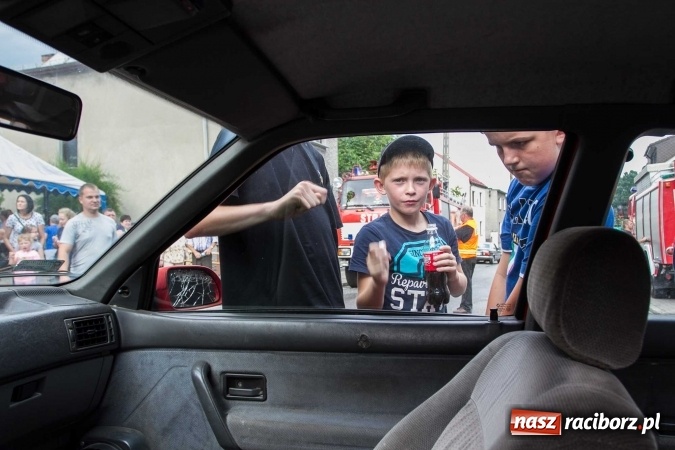 Zdjęcie w galerii na portalu naszraciborz.pl: Pokaz najnowszego sprzętu strażackiego na festynie w Krzanowicach wiadomości z regionu