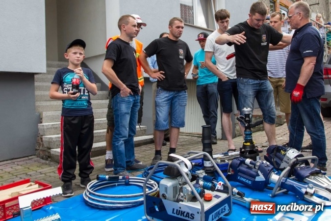 Zdjęcie w galerii na portalu naszraciborz.pl: Pokaz najnowszego sprzętu strażackiego na festynie w Krzanowicach wiadomości z regionu