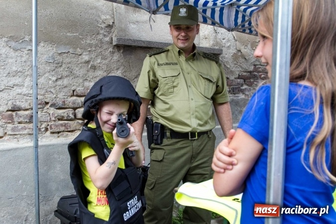 Zdjęcie w galerii na portalu naszraciborz.pl: Pokaz najnowszego sprzętu strażackiego na festynie w Krzanowicach wiadomości z regionu