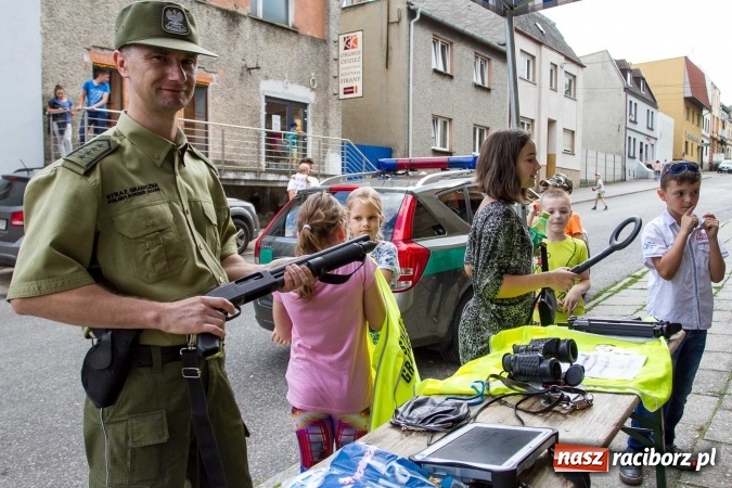 Zdjęcie w galerii na portalu naszraciborz.pl: Pokaz najnowszego sprzętu strażackiego na festynie w Krzanowicach wiadomości z regionu