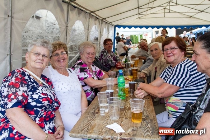 Zdjęcie w galerii na portalu naszraciborz.pl: Pokaz najnowszego sprzętu strażackiego na festynie w Krzanowicach wiadomości z regionu