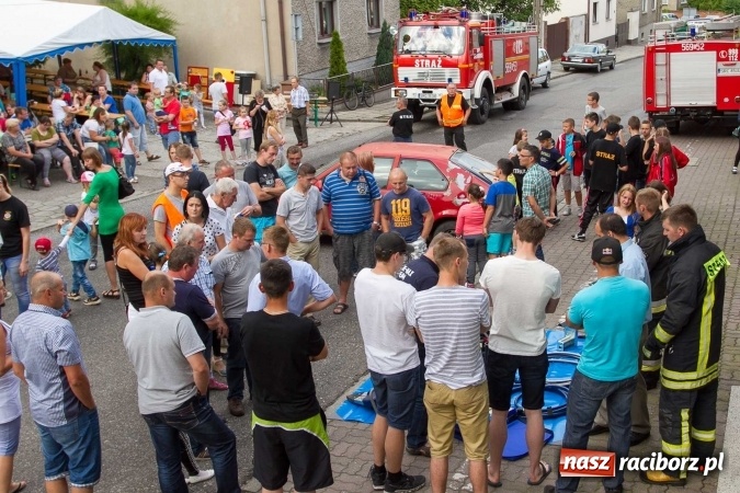 Zdjęcie w galerii na portalu naszraciborz.pl: Pokaz najnowszego sprzętu strażackiego na festynie w Krzanowicach wiadomości z regionu