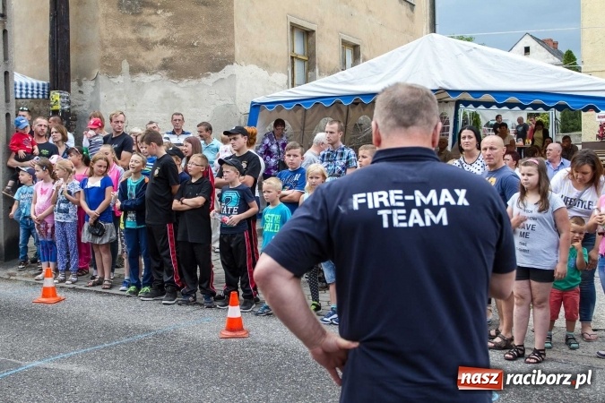 Zdjęcie w galerii na portalu naszraciborz.pl: Pokaz najnowszego sprzętu strażackiego na festynie w Krzanowicach wiadomości z regionu
