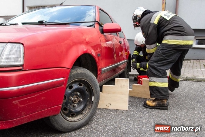 Zdjęcie w galerii na portalu naszraciborz.pl: Pokaz najnowszego sprzętu strażackiego na festynie w Krzanowicach wiadomości z regionu