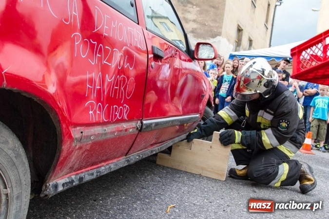 Zdjęcie w galerii na portalu naszraciborz.pl: Pokaz najnowszego sprzętu strażackiego na festynie w Krzanowicach wiadomości z regionu