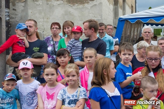 Zdjęcie w galerii na portalu naszraciborz.pl: Pokaz najnowszego sprzętu strażackiego na festynie w Krzanowicach wiadomości z regionu