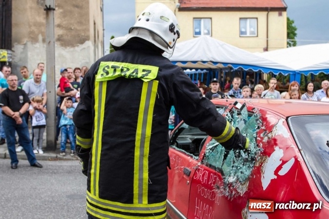 Zdjęcie w galerii na portalu naszraciborz.pl: Pokaz najnowszego sprzętu strażackiego na festynie w Krzanowicach wiadomości z regionu