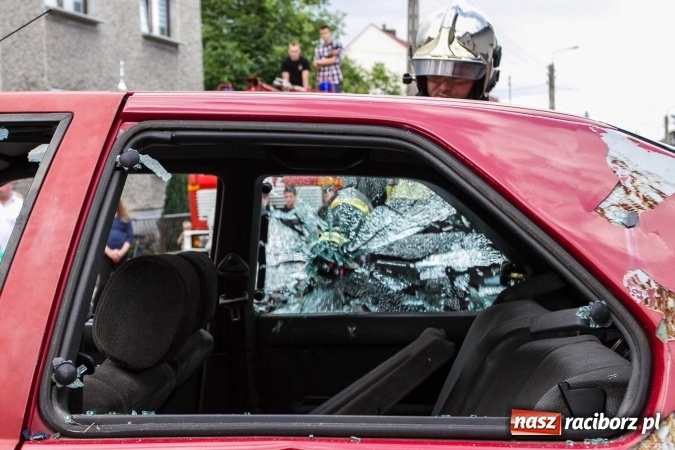 Zdjęcie w galerii na portalu naszraciborz.pl: Pokaz najnowszego sprzętu strażackiego na festynie w Krzanowicach wiadomości z regionu