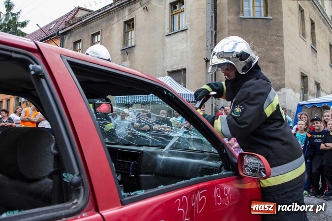Zdjęcie w galerii na portalu naszraciborz.pl: Pokaz najnowszego sprzętu strażackiego na festynie w Krzanowicach wiadomości z regionu