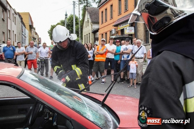 Zdjęcie w galerii na portalu naszraciborz.pl: Pokaz najnowszego sprzętu strażackiego na festynie w Krzanowicach wiadomości z regionu