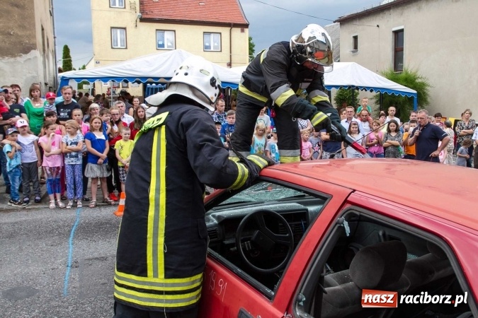 Zdjęcie w galerii na portalu naszraciborz.pl: Pokaz najnowszego sprzętu strażackiego na festynie w Krzanowicach wiadomości z regionu