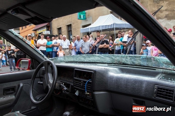 Zdjęcie w galerii na portalu naszraciborz.pl: Pokaz najnowszego sprzętu strażackiego na festynie w Krzanowicach wiadomości z regionu