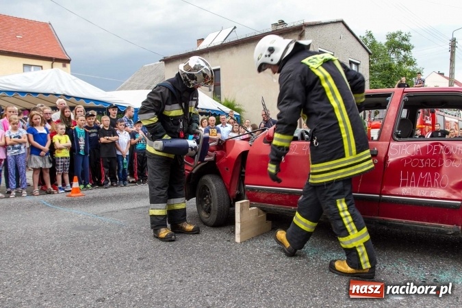 Zdjęcie w galerii na portalu naszraciborz.pl: Pokaz najnowszego sprzętu strażackiego na festynie w Krzanowicach wiadomości z regionu