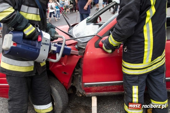 Zdjęcie w galerii na portalu naszraciborz.pl: Pokaz najnowszego sprzętu strażackiego na festynie w Krzanowicach wiadomości z regionu