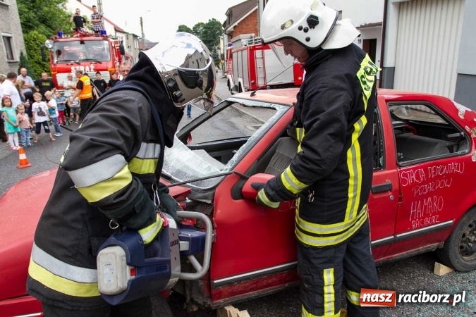 Zdjęcie w galerii na portalu naszraciborz.pl: Pokaz najnowszego sprzętu strażackiego na festynie w Krzanowicach wiadomości z regionu