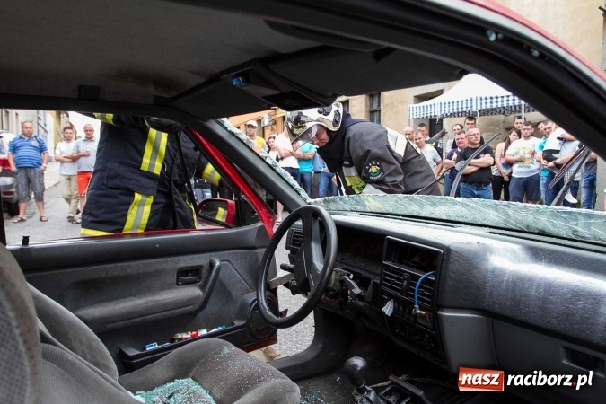 Zdjęcie w galerii na portalu naszraciborz.pl: Pokaz najnowszego sprzętu strażackiego na festynie w Krzanowicach wiadomości z regionu