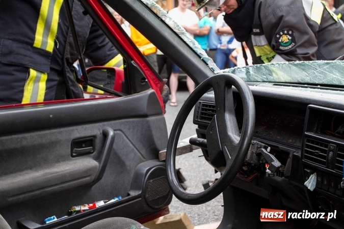 Zdjęcie w galerii na portalu naszraciborz.pl: Pokaz najnowszego sprzętu strażackiego na festynie w Krzanowicach wiadomości z regionu