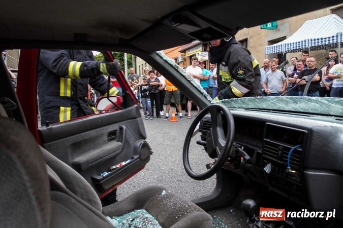 Zdjęcie w galerii na portalu naszraciborz.pl: Pokaz najnowszego sprzętu strażackiego na festynie w Krzanowicach wiadomości z regionu