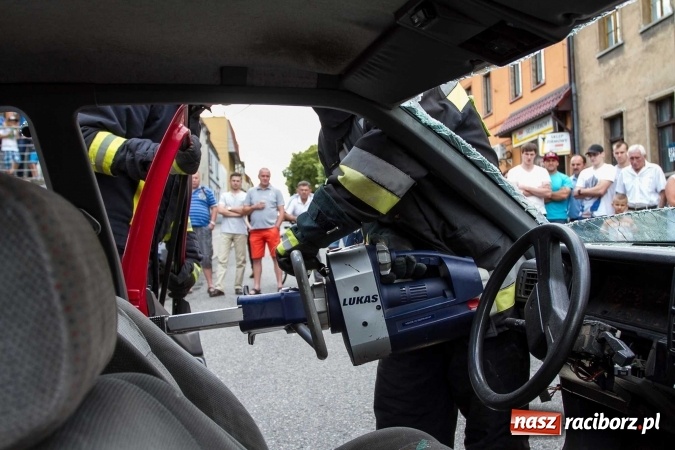 Zdjęcie w galerii na portalu naszraciborz.pl: Pokaz najnowszego sprzętu strażackiego na festynie w Krzanowicach wiadomości z regionu