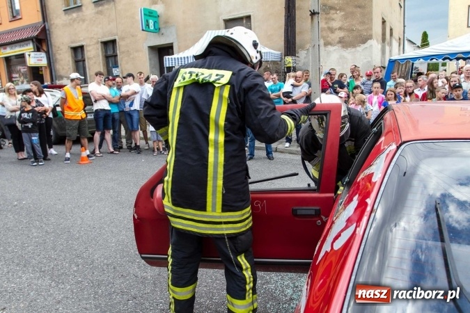 Zdjęcie w galerii na portalu naszraciborz.pl: Pokaz najnowszego sprzętu strażackiego na festynie w Krzanowicach wiadomości z regionu