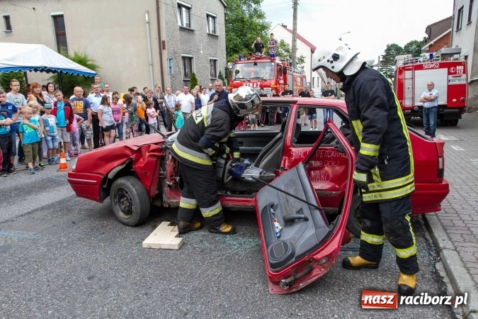 Zdjęcie w galerii na portalu naszraciborz.pl: Pokaz najnowszego sprzętu strażackiego na festynie w Krzanowicach wiadomości z regionu