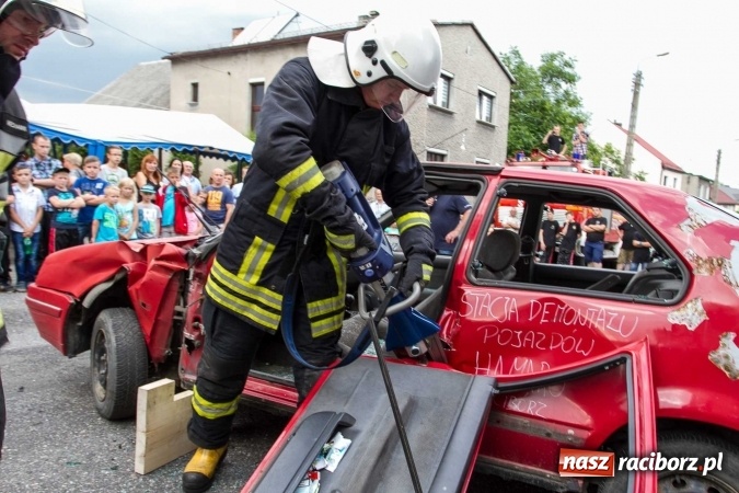 Zdjęcie w galerii na portalu naszraciborz.pl: Pokaz najnowszego sprzętu strażackiego na festynie w Krzanowicach wiadomości z regionu