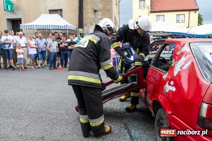 Zdjęcie w galerii na portalu naszraciborz.pl: Pokaz najnowszego sprzętu strażackiego na festynie w Krzanowicach wiadomości z regionu