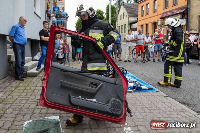 Zdjęcie w galerii na portalu naszraciborz.pl: Pokaz najnowszego sprzętu strażackiego na festynie w Krzanowicach wiadomości z regionu