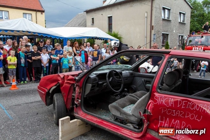 Zdjęcie w galerii na portalu naszraciborz.pl: Pokaz najnowszego sprzętu strażackiego na festynie w Krzanowicach wiadomości z regionu