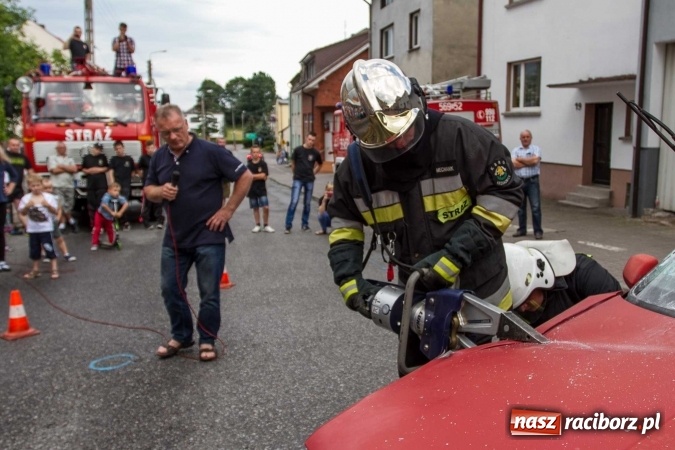 Zdjęcie w galerii na portalu naszraciborz.pl: Pokaz najnowszego sprzętu strażackiego na festynie w Krzanowicach wiadomości z regionu