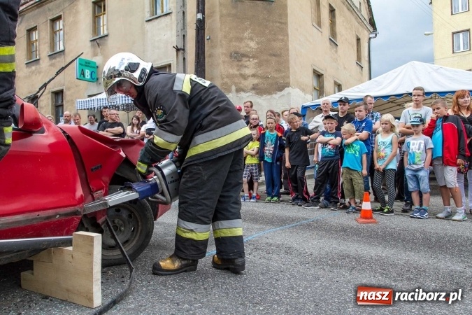 Zdjęcie w galerii na portalu naszraciborz.pl: Pokaz najnowszego sprzętu strażackiego na festynie w Krzanowicach wiadomości z regionu
