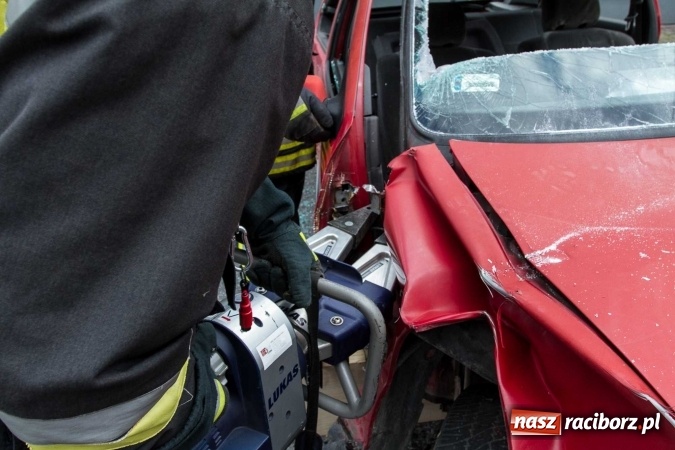 Zdjęcie w galerii na portalu naszraciborz.pl: Pokaz najnowszego sprzętu strażackiego na festynie w Krzanowicach wiadomości z regionu