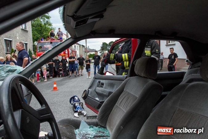 Zdjęcie w galerii na portalu naszraciborz.pl: Pokaz najnowszego sprzętu strażackiego na festynie w Krzanowicach wiadomości z regionu