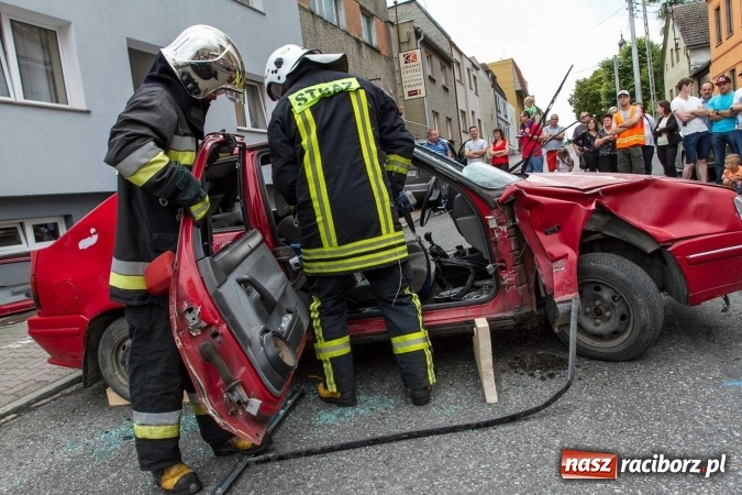 Zdjęcie w galerii na portalu naszraciborz.pl: Pokaz najnowszego sprzętu strażackiego na festynie w Krzanowicach wiadomości z regionu