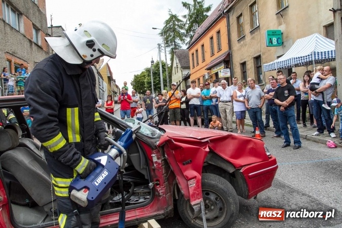 Zdjęcie w galerii na portalu naszraciborz.pl: Pokaz najnowszego sprzętu strażackiego na festynie w Krzanowicach wiadomości z regionu