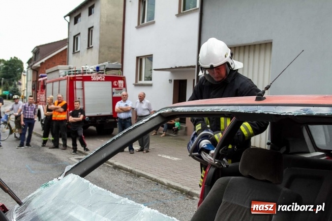 Zdjęcie w galerii na portalu naszraciborz.pl: Pokaz najnowszego sprzętu strażackiego na festynie w Krzanowicach wiadomości z regionu