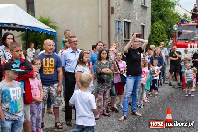Zdjęcie w galerii na portalu naszraciborz.pl: Pokaz najnowszego sprzętu strażackiego na festynie w Krzanowicach wiadomości z regionu