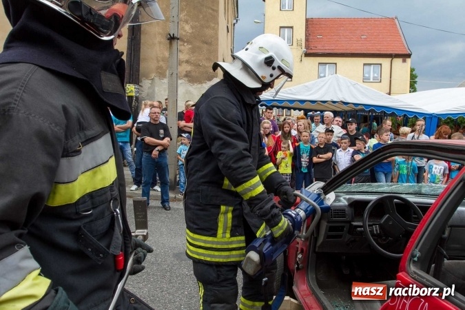 Zdjęcie w galerii na portalu naszraciborz.pl: Pokaz najnowszego sprzętu strażackiego na festynie w Krzanowicach wiadomości z regionu